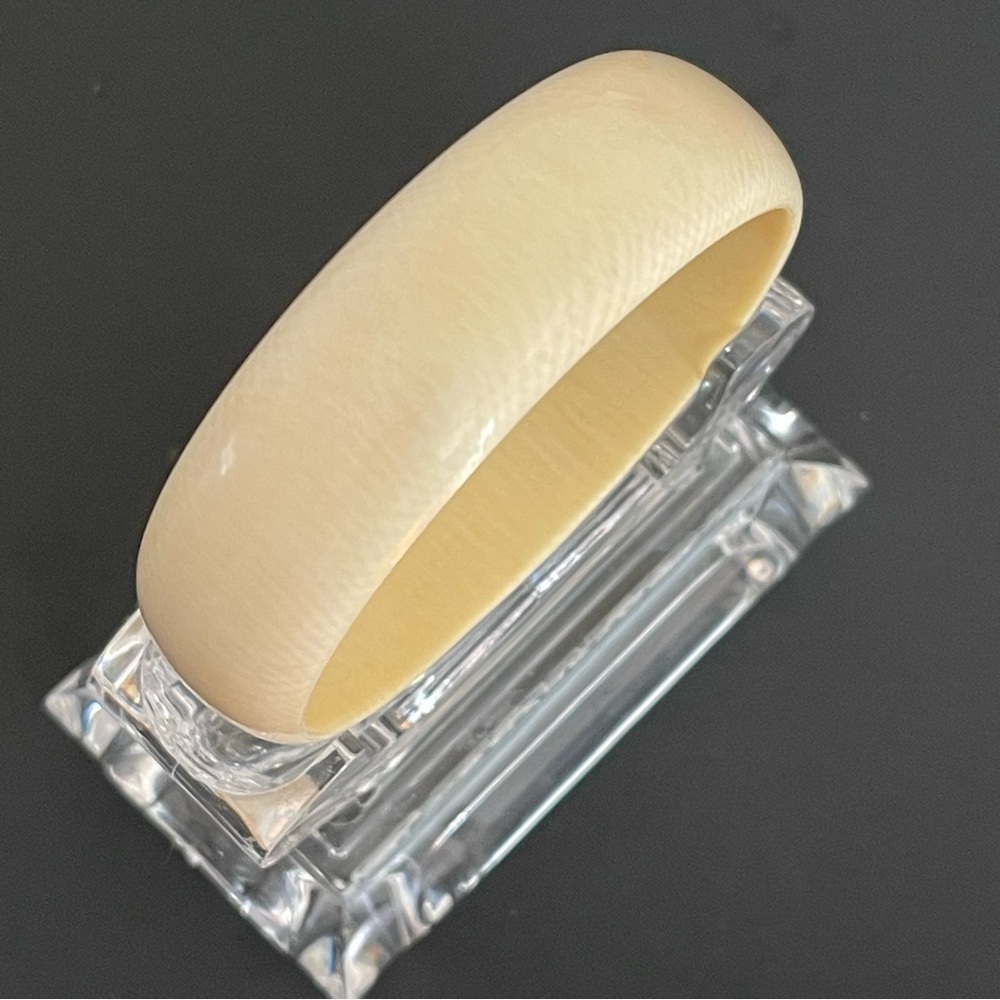 Vintage genuine Ivory bangle bracelet. - Picture 9 of 14